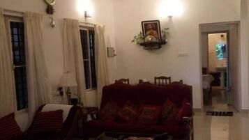 Căn hộ, 2 phòng ngủ | Phòng khách | TV 21-inch có truyền hình cáp