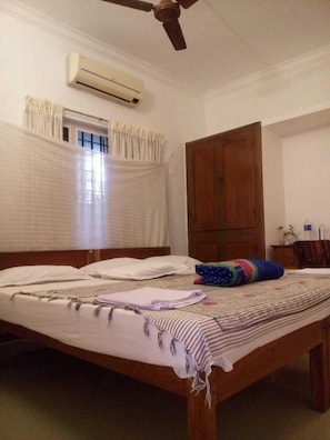 Premium bedding, pillowtop beds, in-room safe, individually decorated - Nathan's Holiday Home (Kochi)