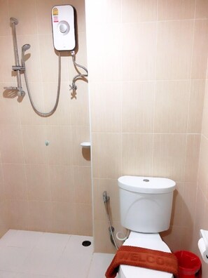 Shower, towels - Trang Grand Mansion (Trang)