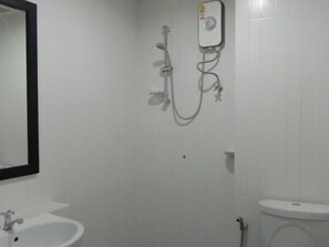 Shower, towels - Trang Grand Mansion (Trang)