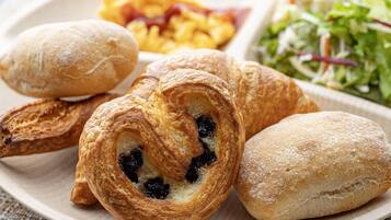 Daily self-serve breakfast (JPY 1500 per person)