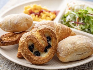 Desayuno de autoservicio diario (JPY 1500 por persona)