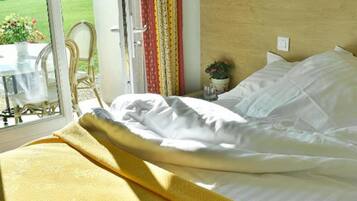 Ropa de cama hipoalergénica y caja de seguridad en la habitación