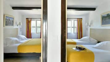 Habitación familiar, Terraza | Ropa de cama hipoalergénica y caja de seguridad en la habitación