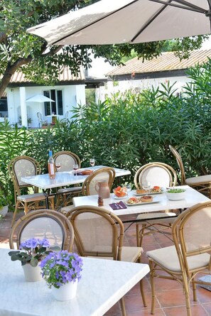 Outdoor dining - Hôtel Mas de la Grenouillère (Saintes-Maries-de-la-Mer)