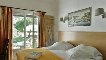 Literie hypoallergénique, coffres-forts dans les chambres, bureau