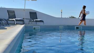 Piscine extérieure, chaises longues