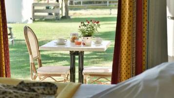 Hypo-allergenic bedding, in-room safe, desk, soundproofing