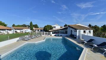 Piscine extérieure, chaises longues