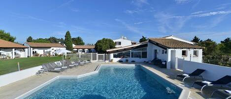 Piscina all'aperto, lettini