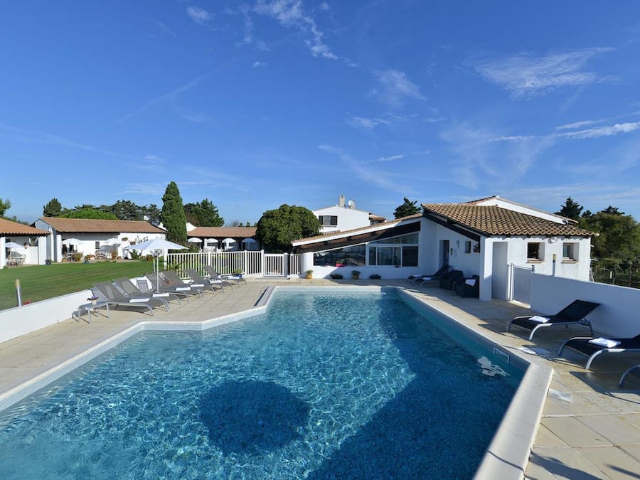 Piscina externa, espreguiçadeiras