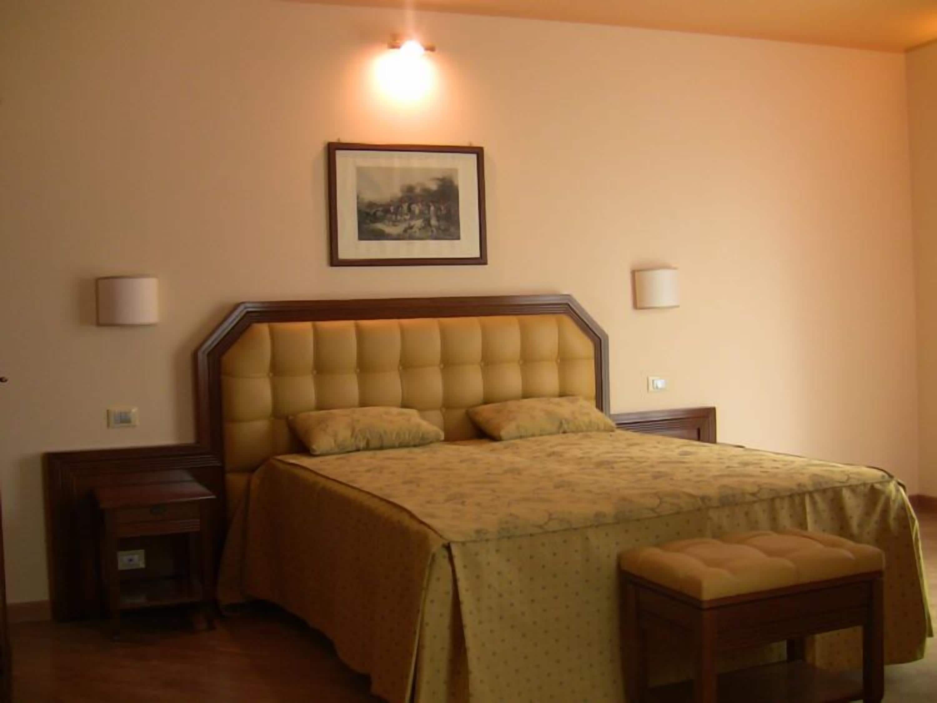 Minibar, caja fuerte, escritorio y cunas gratuitas