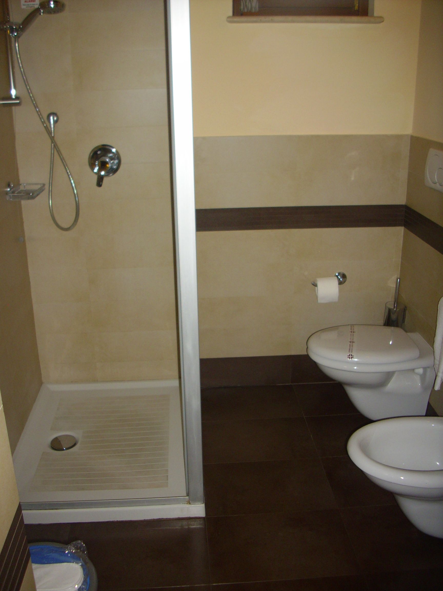 Ein Badezimmer mit Dusche, Toilette und Bidet.