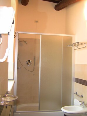 Regadera, amenidades de baño gratuitas, secadora de cabello, bidet 
