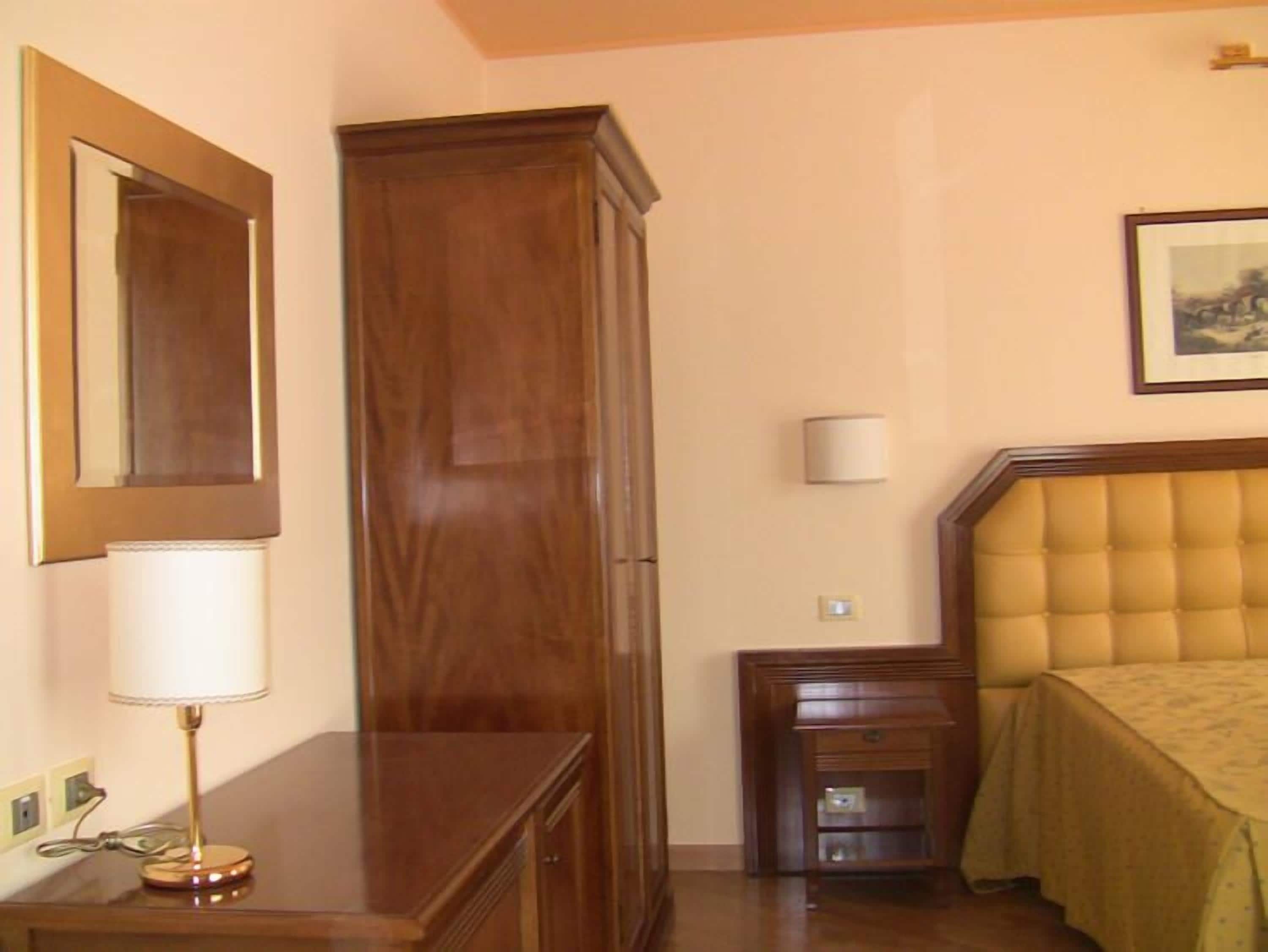 Minibar, coffres-forts dans les chambres, bureau, lits bébé (gratuits)