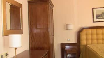 Minibar, caja de seguridad en la habitación y escritorio