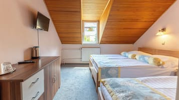 Habitación triple | Caja de seguridad en la habitación y tabla de planchar con plancha