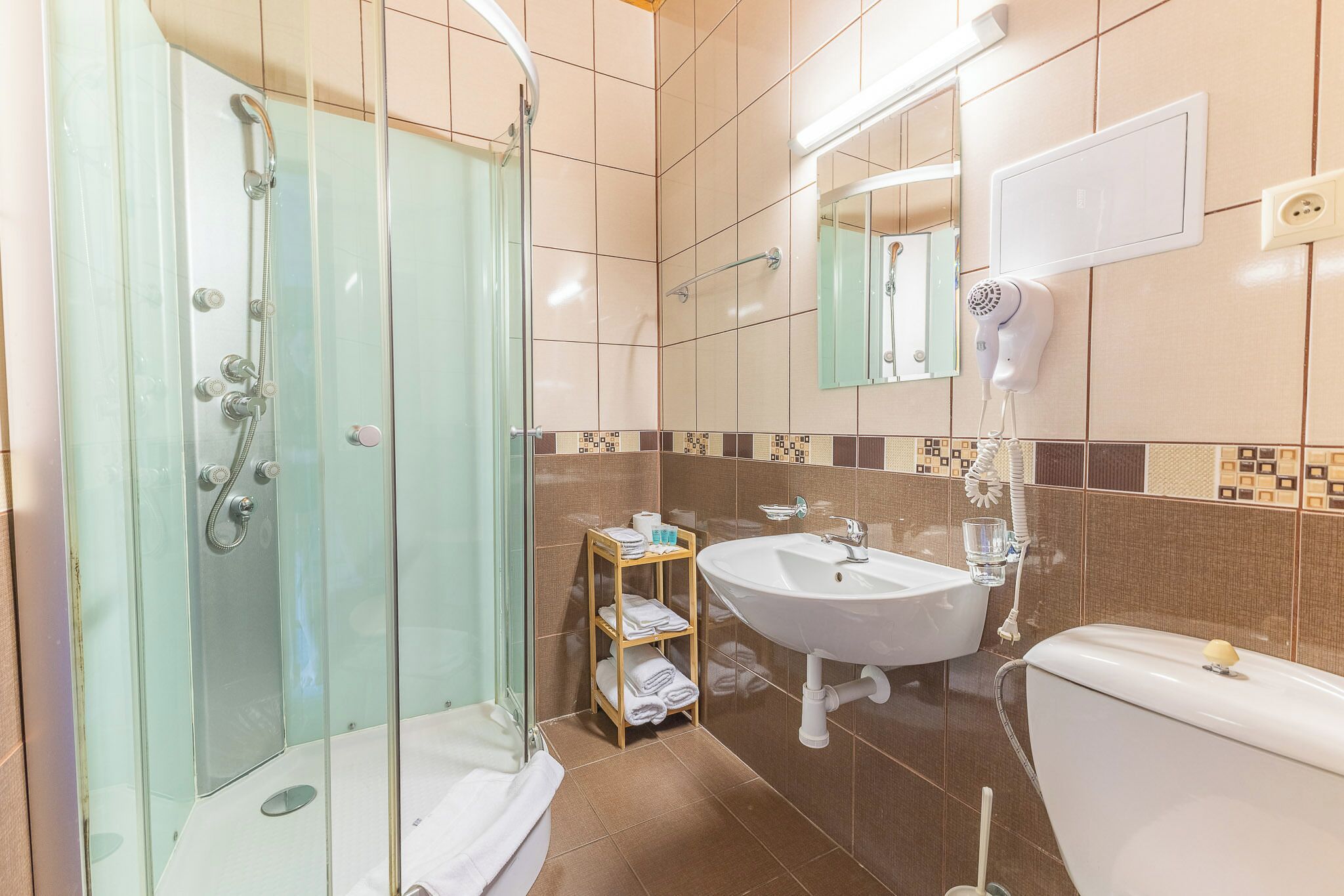 Triple Room | Bathroom | Shower, free toiletries, hair dryer, slippers