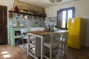 Departamento clásico, 2 habitaciones, 2 baños, vista al viñedo | Área de sala de estar | Televisión LED de 20 pulgadas con canales digitales y televisión 