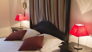 A hotel room with a bed, two bedside tables, and a telephone. - Hôtel Saint Martin (Gouvy)