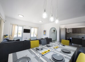Vila panorâmica, 6 quartos, banheira de hidromassagem, ao lado da praia | Opções para refeição no quarto