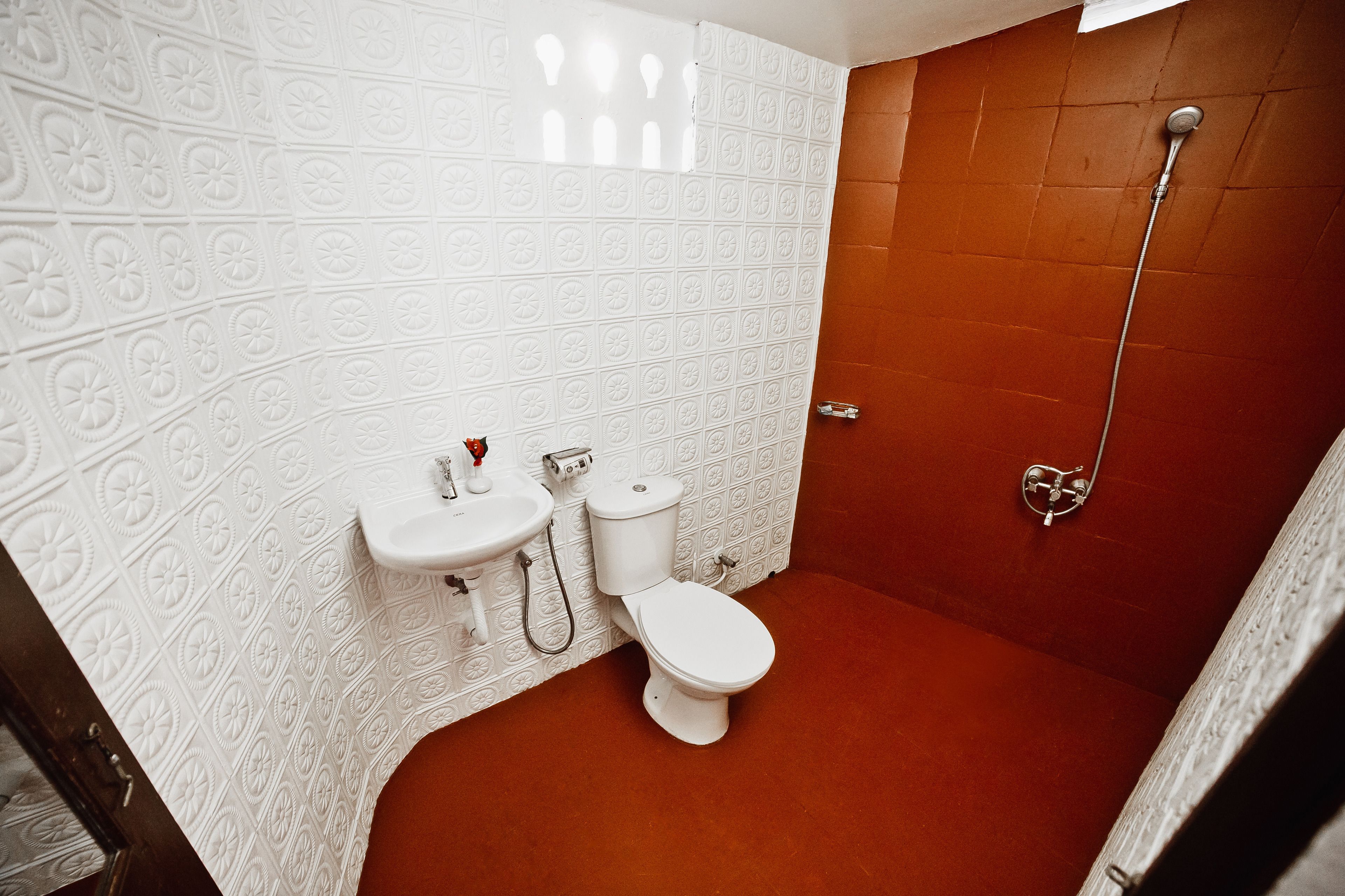 deluxe room, 1 double bed | bathroom | shower, free toiletries, hair dryer, towels