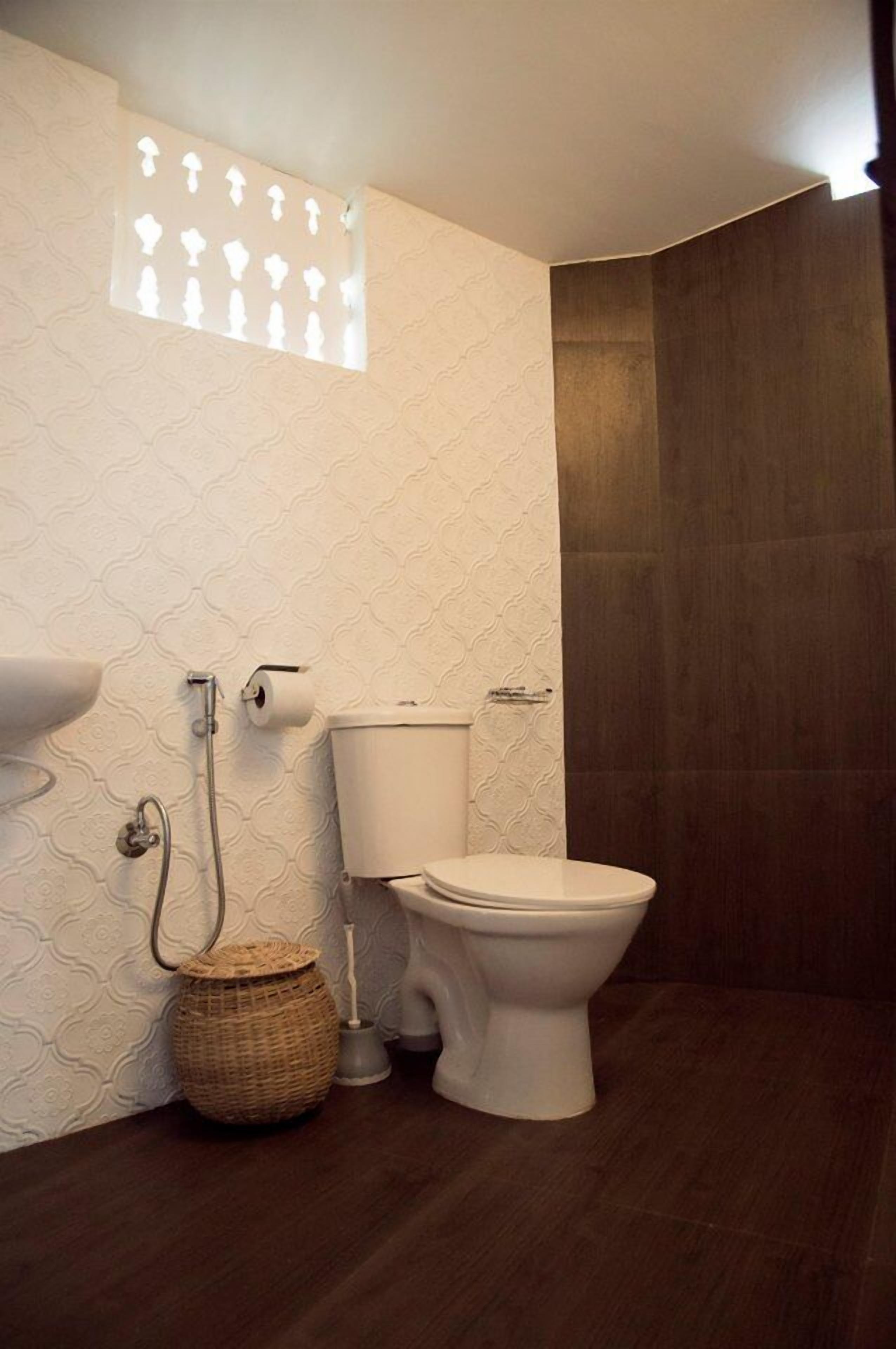 deluxe room, 1 double bed | bathroom | shower, free toiletries, hair dryer, towels