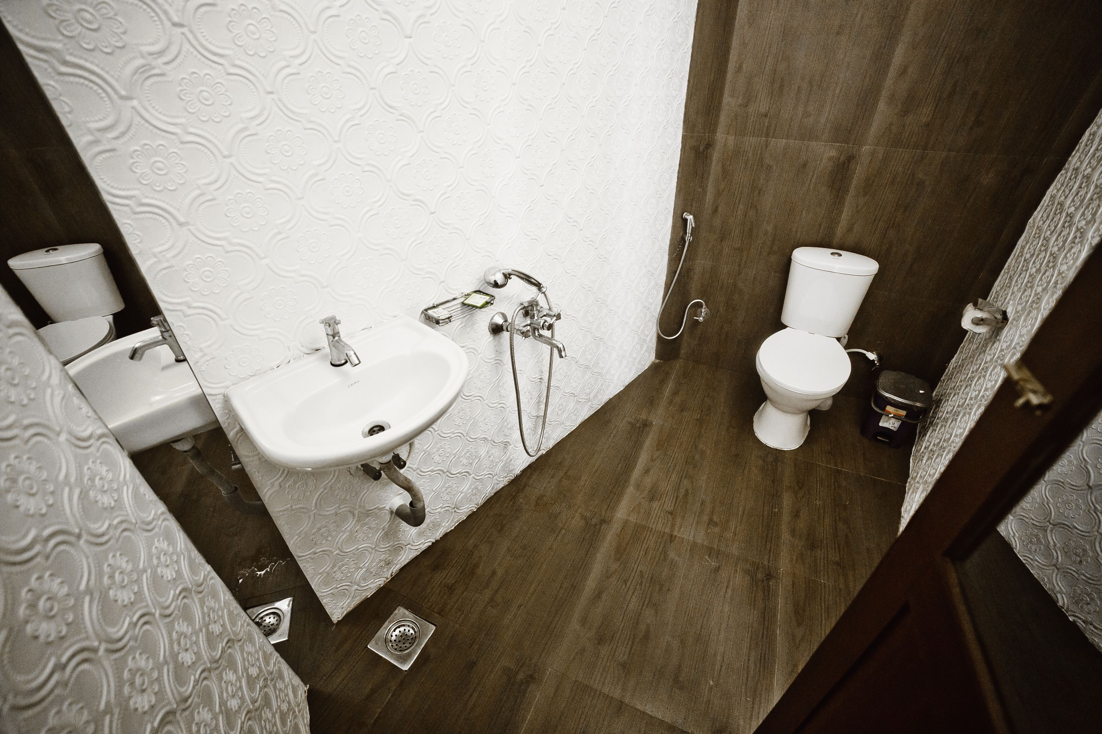 deluxe room, 1 double bed | bathroom | shower, free toiletries, hair dryer, towels