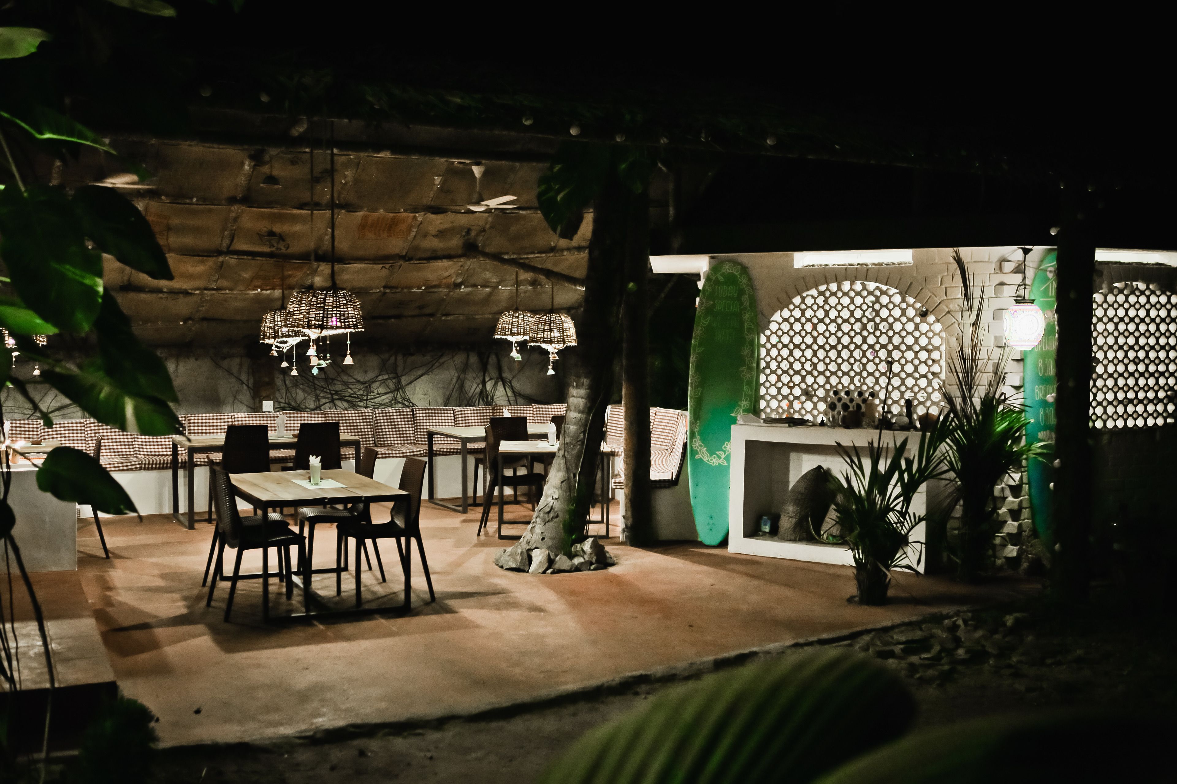 lunch and dinner served, international cuisine