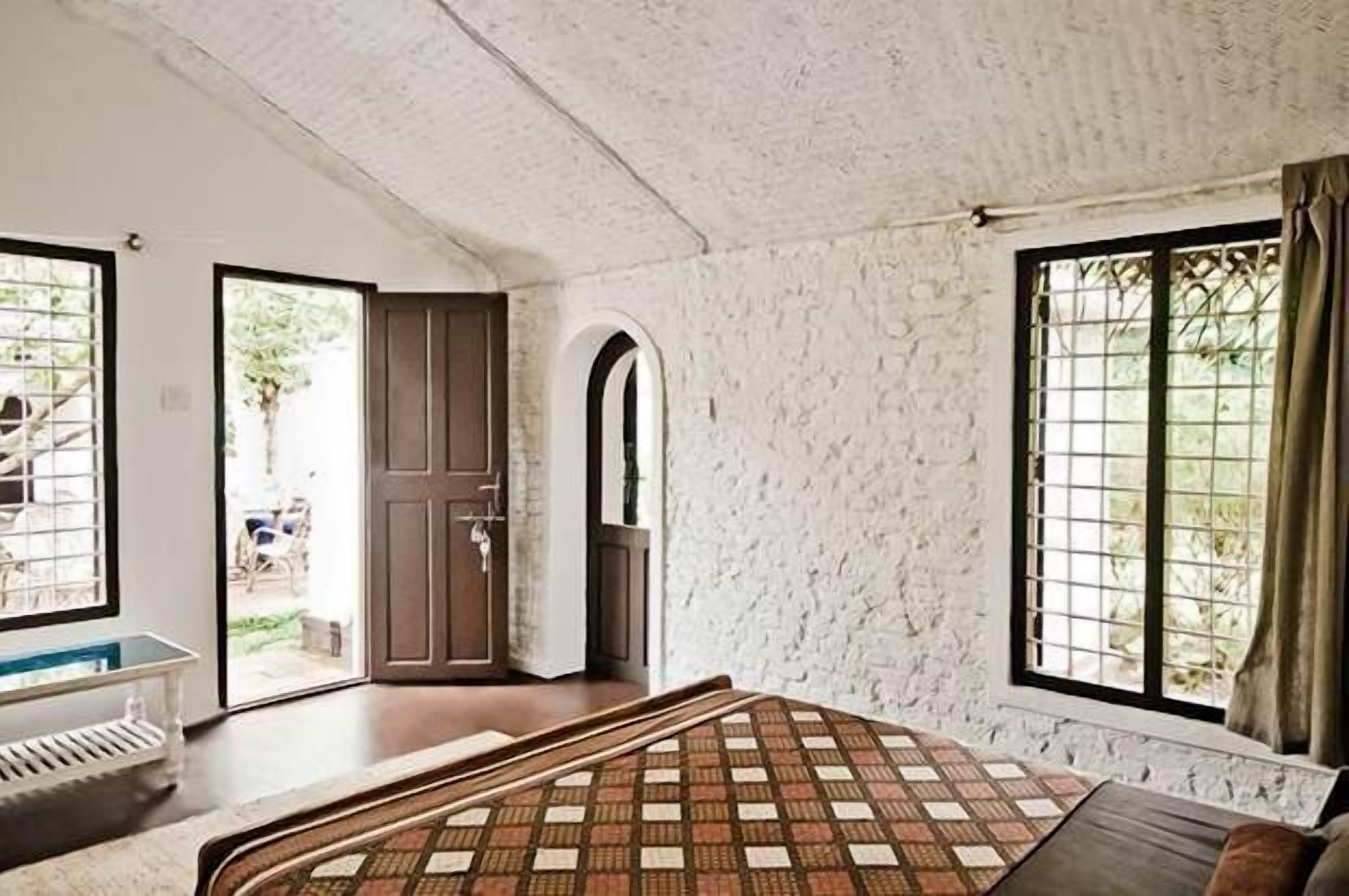 deluxe room, 1 double bed | in-room safe, iron/ironing board, rollaway beds, free wifi