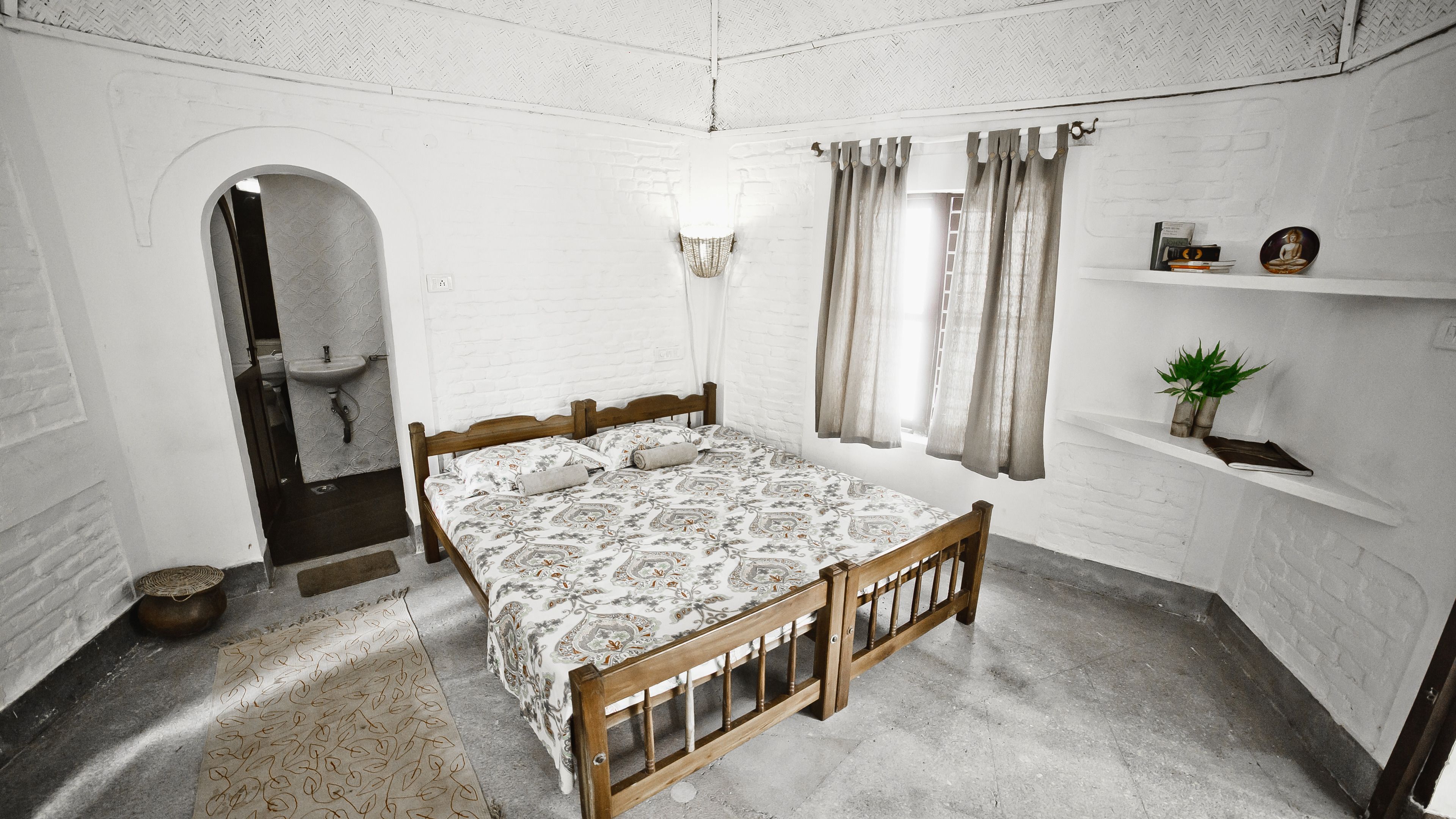 deluxe room, 1 double bed | in-room safe, iron/ironing board, rollaway beds, free wifi