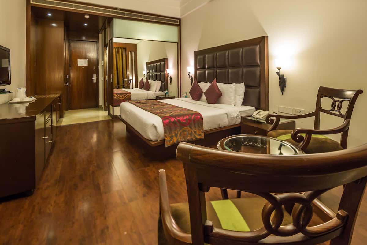 Deluxe Room | Premium bedding, in-room safe, desk, iron/ironing board