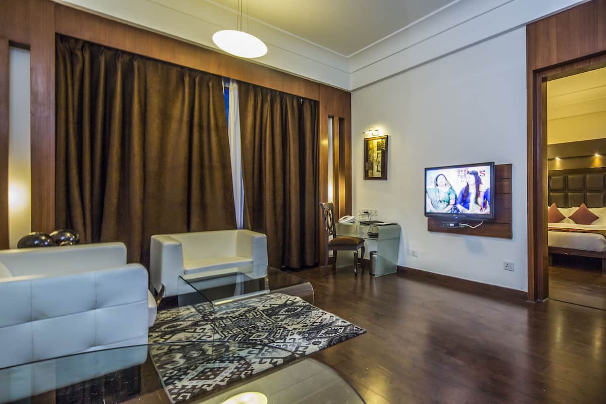 Suite | Premium bedding, in-room safe, desk, iron/ironing board