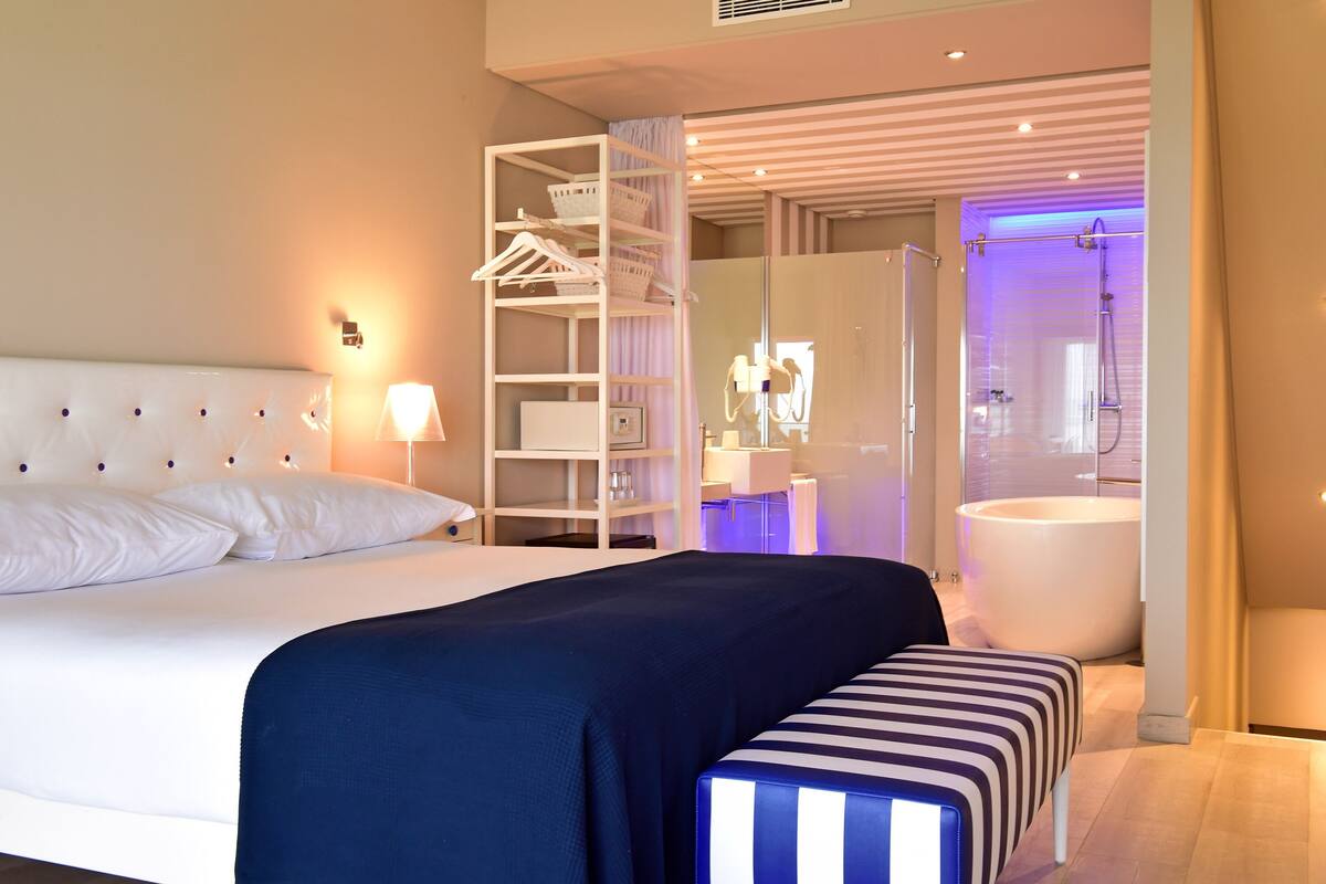 Minibar, in-room safe, free WiFi, bed sheets