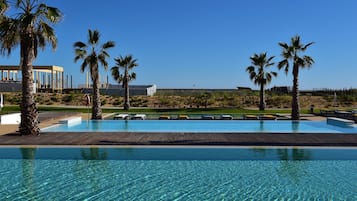 3 piscines extérieures, parasols de plage, chaises longues