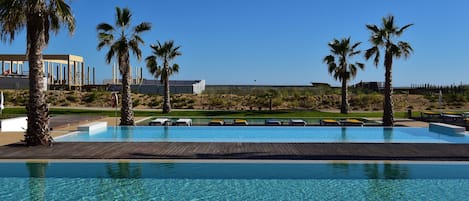3 piscines extérieures, parasols de plage, chaises longues