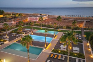 3 outdoor pools, pool umbrellas, sun loungers