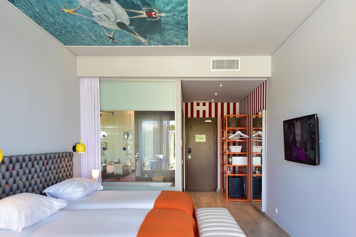 Superior-Doppelzimmer, Poolblick | 1 Schlafzimmer, Minibar, Zimmersafe, kostenloses WLAN