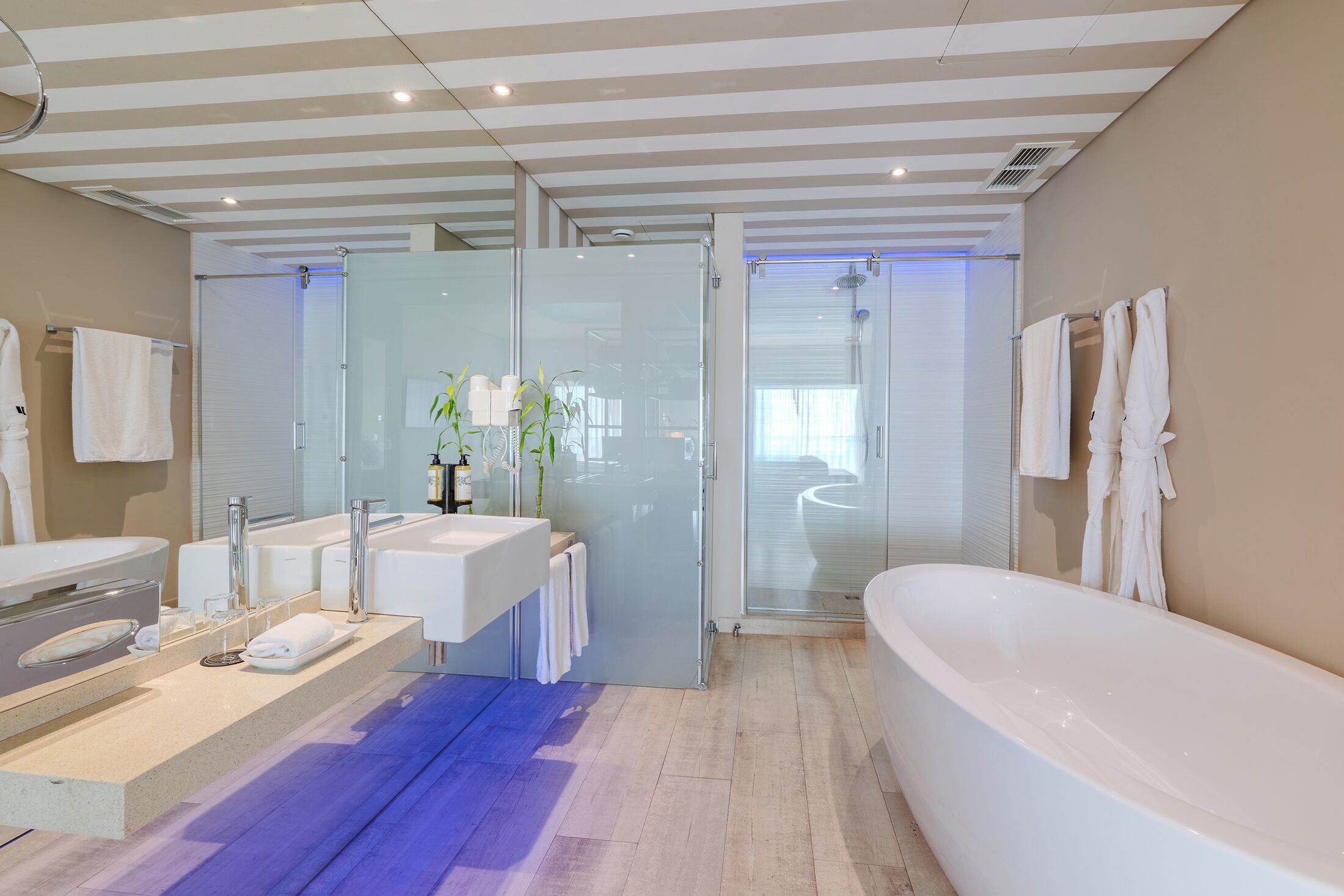 Habitación doble Deluxe, vista al mar | Baño | Amenidades de baño gratuitas, secadora de cabello, toallas 
