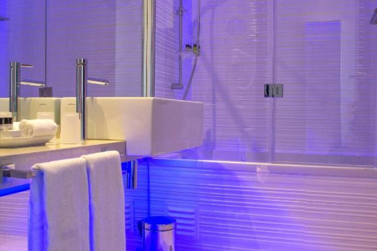 family suite (2 + 2) | bathroom | free toiletries, hair dryer, towels