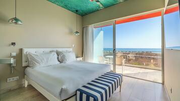 Suite, vista al mar | Minibar, caja de seguridad en la habitación, wifi gratis y ropa de cama