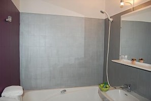 Badewanne, kostenlose Toilettenartikel, Handtücher