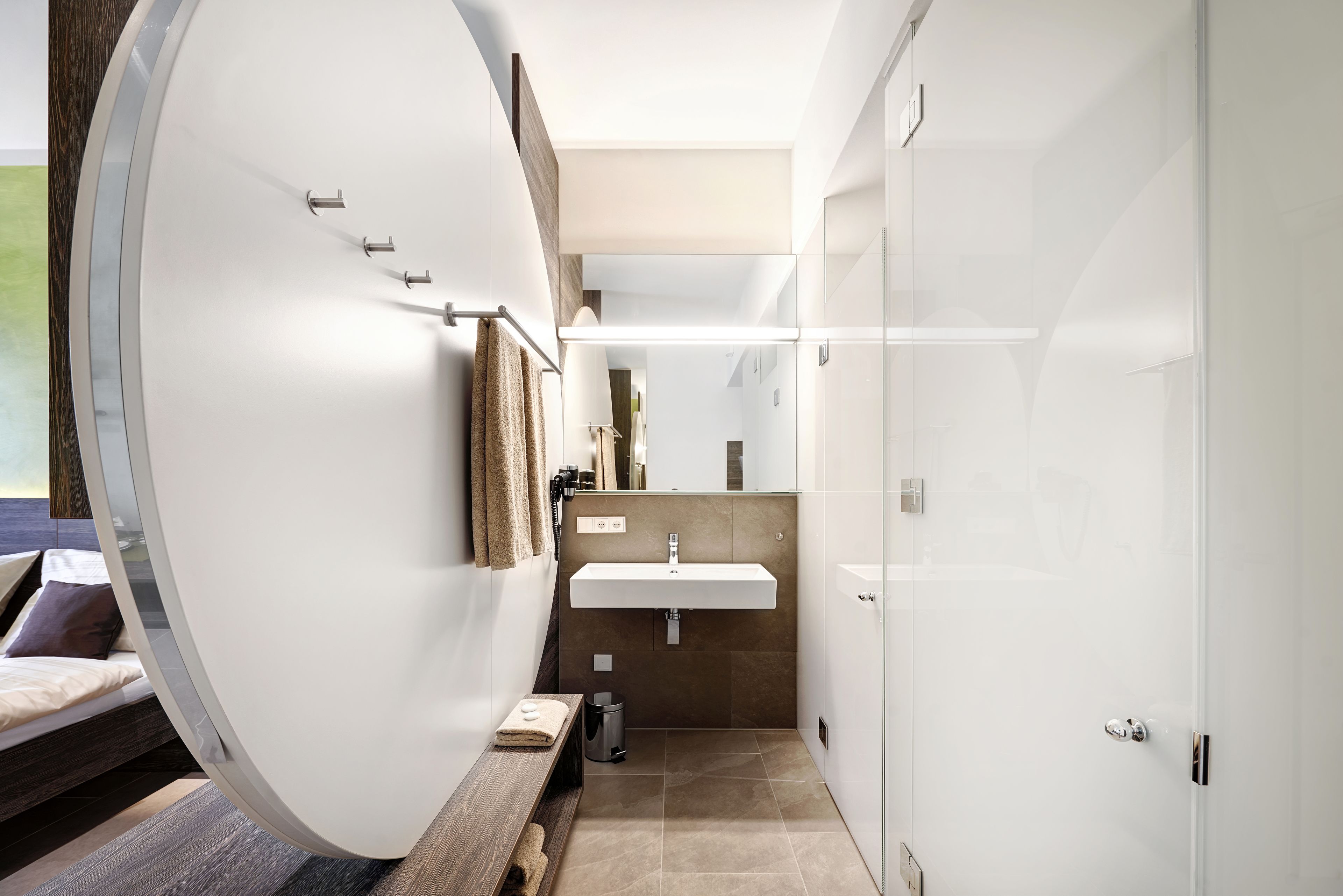 تجهيزات دش، مستلزمات مجانية للعناية الشخصية، مجففات شعر، مناشف