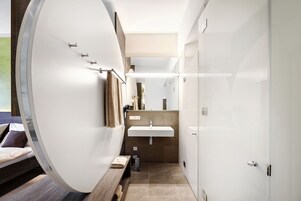 Chuveiro, produtos de toalete grátis, secador de cabelo 