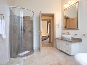 Shower, free toiletries, hair dryer, bathrobes - Euro Hotel Grivita (Bucharest)