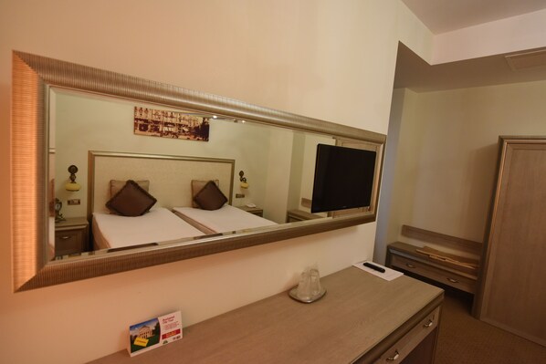 Minibar, desk, free WiFi