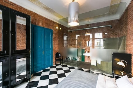 Caja de seguridad en la habitación y escritorio