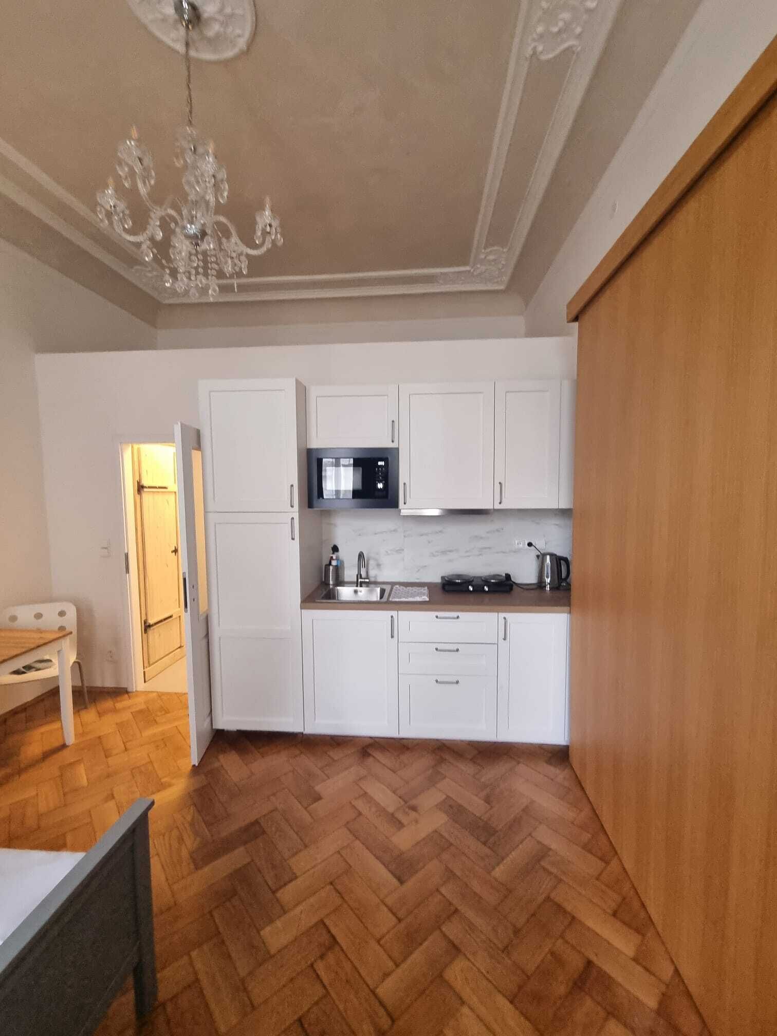 Chambre économique double, 1 très grand lit, cuisinette, vue sur la ville | Coffre-fort, bureau, espace de travail pour ordinateurs portables