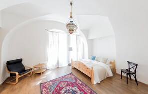 Een kluis op de kamer, een bureau, een laptopwerkplek