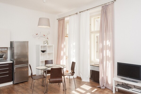 Een 35-cm ledtelevisie met satellietzenders, televisie en een dvd-speler